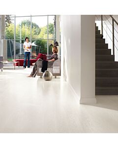 Parquet laminado de wengé passionata de la marca quick-step de la serie eligna en un ambiente de habitación.