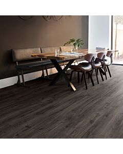 Parquet laminado de roble newcastle oscuro de la marca quick-step de la serie eligne en un ambiente de habitación.