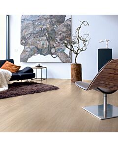 Parquet laminado de roble barnizado gris claro de la marca quick-step de la serie eligna en un ambiente de habitación.