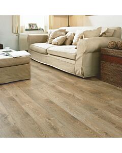 Parquet laminado de roble viejo aceitado mate de la marca Quick-Step de la serie Eligna en un ambiente de habitación
