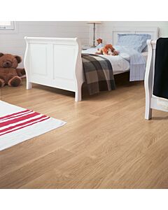 Parquet laminado de roble barnizado blanco de la marca quick-step de la serie eligne en un ambiente de habitación.