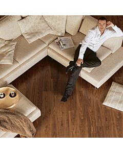 Parquet laminado de nogal aceitado de la marca quick-step de la serie eligna en un ambiente de habitación.