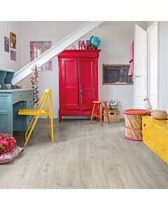Parquet laminado de roble newcastle gris de la marca quick-step de la serie eligna en un ambiente de habitación.