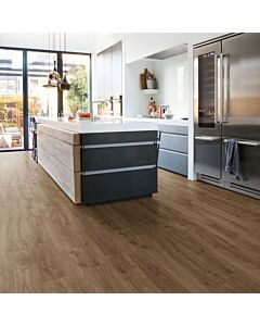 Parquet laminado de roble newcastle marrón de la marca quick-step de la serie eligna en un ambiente de habitación.