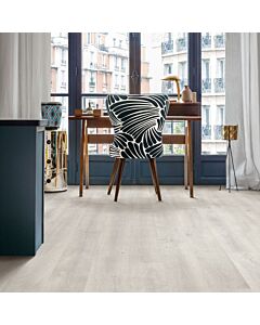Suelo laminado de roble venecia claro de la marca quick-step de la serie eligna en vista de habitación.