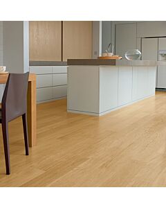 Parquet laminado de  de roble barnizado natural EL896 la marca quick-step de la serie eligna en un ambiente de habitación.