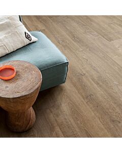 Parquet laminado de roble riva marr&oacute;n de la marca quick-step de la serie eligna en un ambiente de habitaci&oacute;n.
