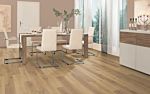 Parquet laminado de haya salvaje MF4539 de Egger Megafloor de la serie M2 en un ambiente de habitación con mucha iluminación.