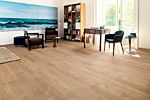 Parquet laminado de roble toscolano claro MF4627 de Egger Megafloor de la serie M3 en un ambiente de habitación.
