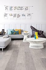 Parquet laminado de roble dominicano gris de la marca quick-step de la serie largo en un ambiente de habitación.