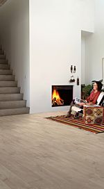 Parquet laminado de roble auténtico de la marca quick-step de la serie largo en un ambiente de habitación.