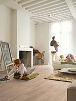 Suelo laminado de roble vintage blanco de la marca quick-step de la serie largo en vista de detalle