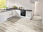 Suelo laminado Egger Home EHL007 colocado en una cocina.
