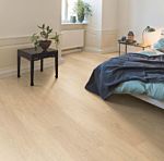 Suelo laminado Roble Matera Blanco instalado en un cuarto sencillo y relajante, con toques