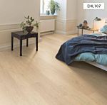 Suelo laminado Roble Matera Blanco instalado en un cuarto sencillo y relajante, con toques
