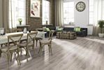 Parquet laminado de Roble Toscolano Claro MF4627 de Egger Megafloor de la serie M2 en un ambiente de habitación.