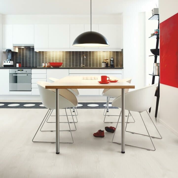 parquet laminado roble blanco escarcha de la marca pergo de la serie living expression sensation resistente al agua superficialmente l0331-03866 en un ambiente de habitación.