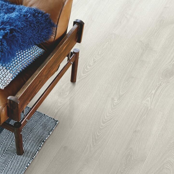 parquet laminado roble estudio de la marca pergo de la serie original excellence sensation resistente al agua superficialmente l0231-03867 en un ambiente de habitación.