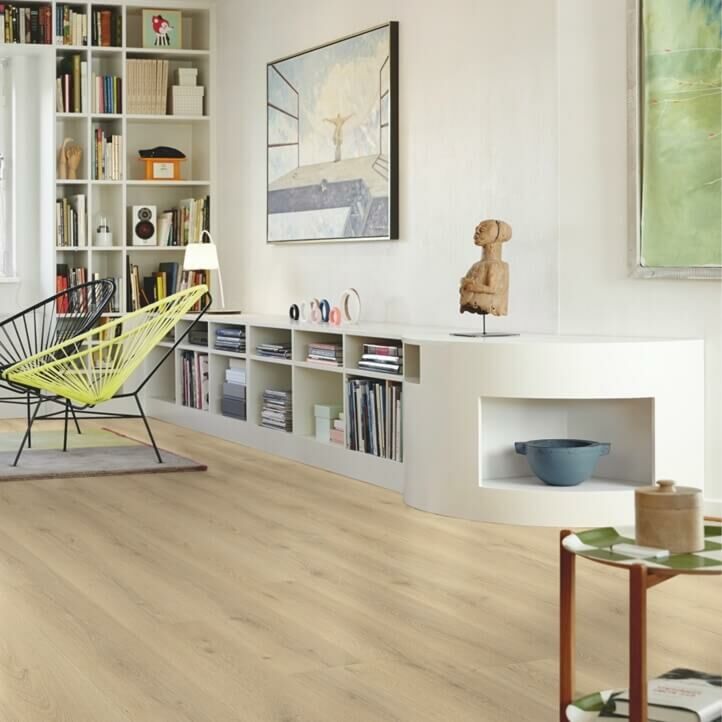 parquet laminado roble ciudad de la marca pergo de la serie living expression sensation resistente al agua superficialmente l0331-03868 en un ambiente de habitación.