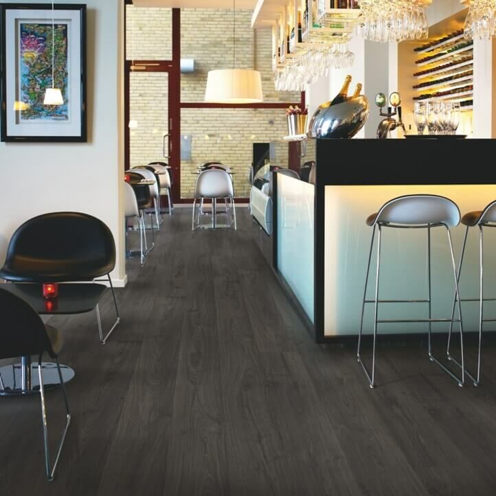parquet laminado roble pimienta negro de la marca pergo de la serie original excellence sensation resistente al agua superficialmente l0231-03869 en un ambiente de habitación.