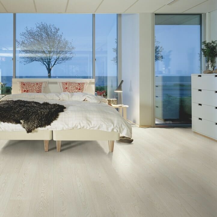 parquet laminado roble norte cape de la marca pergo de la serie living expression sensation resistente al agua superficialmente l0339-04289 en un ambiente de habitación.