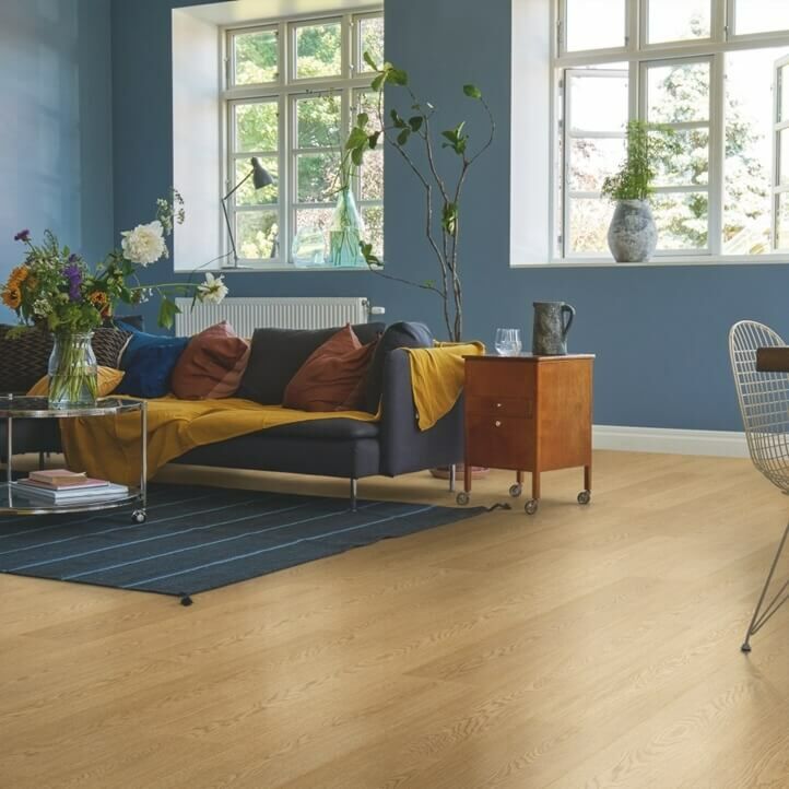 parquet laminado roble estocolmo de la marca pergo de la serie living expression sensation resistente al agua superficialmente l0339-042895 en una habitación.