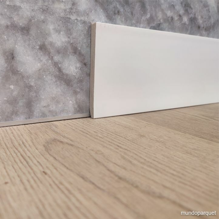 Rodapié de PVC blanco de 9 cm de altura por 1,5 cm de grosor