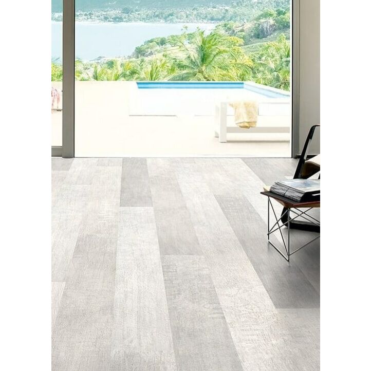 Parquet laminado de roble pacífico de la marca quick-step de la serie largo en un ambiente de habitación.