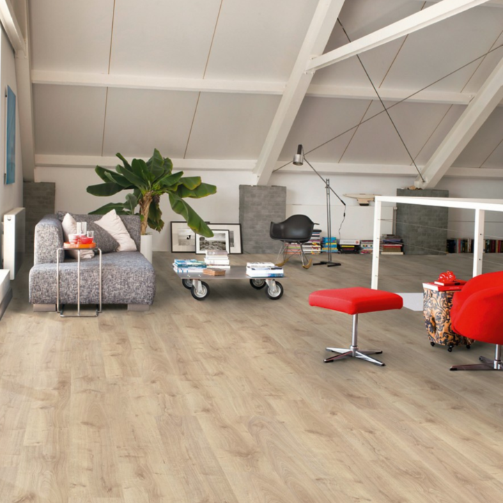 Parquet laminado de roble natural virgina CR3182 de la marca Quick-Step de la colección CREO en un ambiente de habitación.