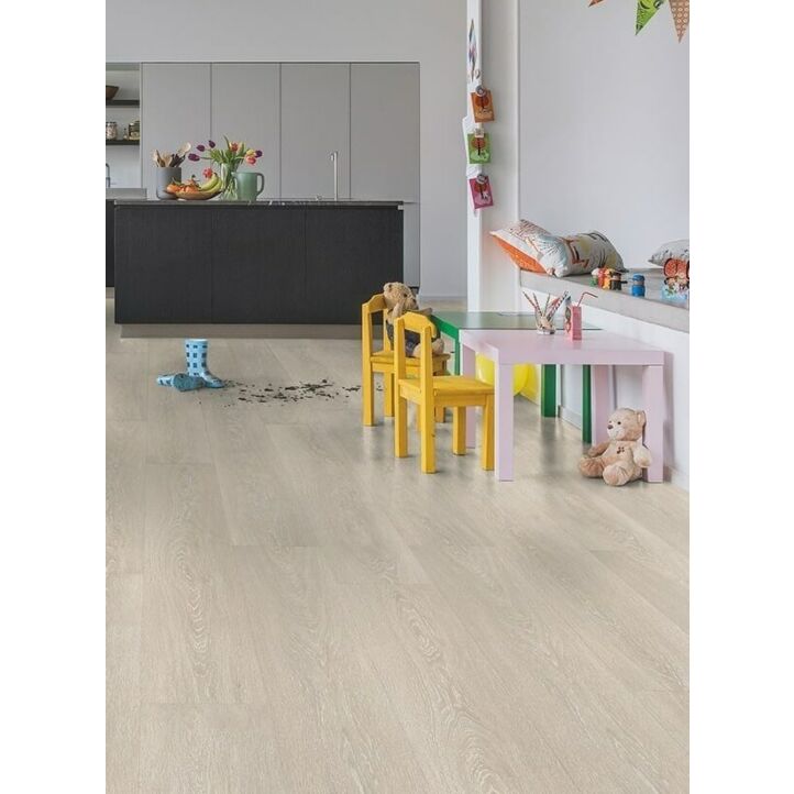 Parquet laminado de roble desierto marrón oscuro cepillado de la marca quick-step de la serie majestic en un ambiente de habitación.