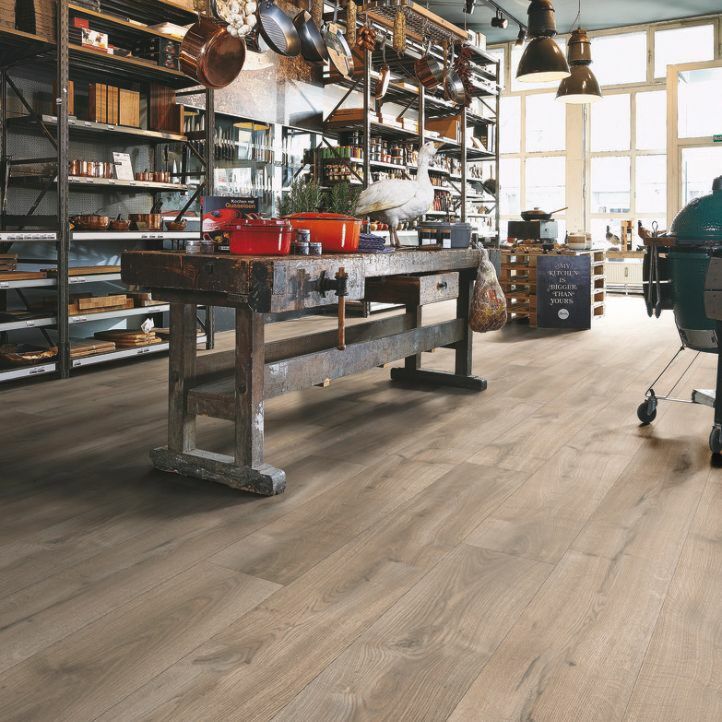 SUELO LAMINADO MEISTERDESIGN. LAMINATE LL 250 Roble vintage gris mohair 6288 en vista de habitación