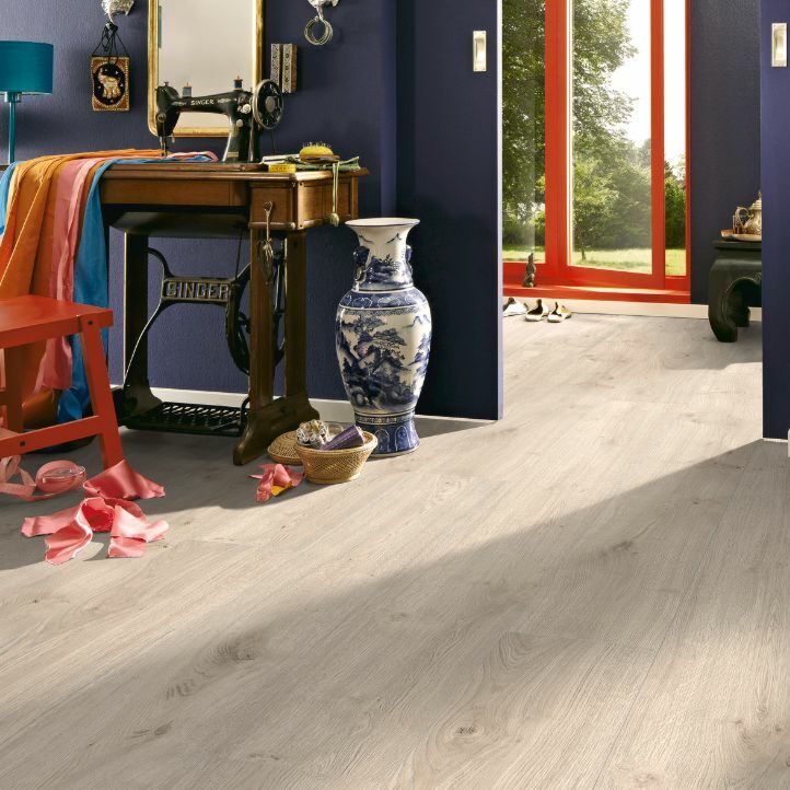 SUELO LAMINADO MEISTERDESIGN. LAMINATE LL 250 Roble polar 6381 en vista de habitación