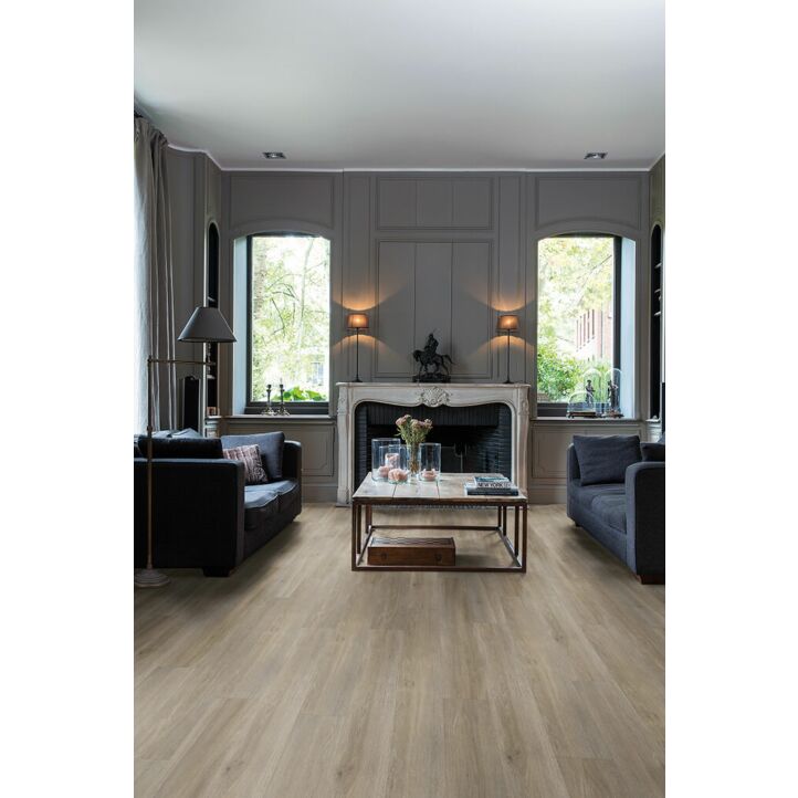 Parquet vinílico de la marca Quick-Step livyn roble seda gris marrón BACP40053 de la serie Balance Click  Plus en un ambiente de habitación.