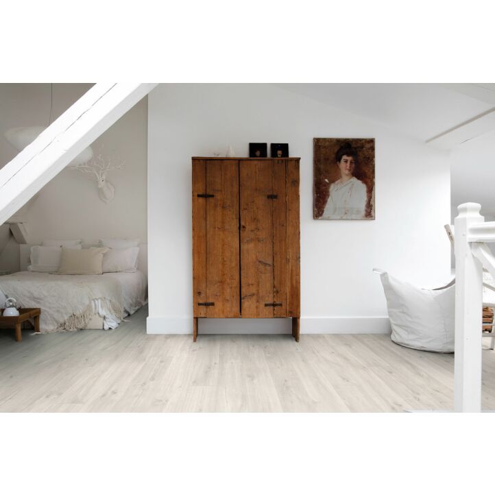 Parquet vinílico de la marca Quick-Step livyn roble cañón marrón BACP40127 de la serie Balance Click  Plus en un ambiente de habitación.