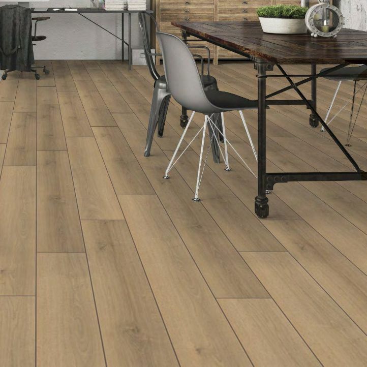 Suelo laminado floorpan de la gama elite xl clase 33 AC5 Canyon Messe en un ambiente de salón