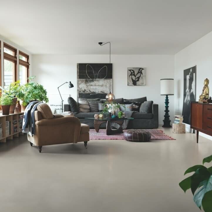 Parquet vinílico de la marca Pergo cemento beige suave V3120-40144 de la serie optimum en un ambiente de salón.