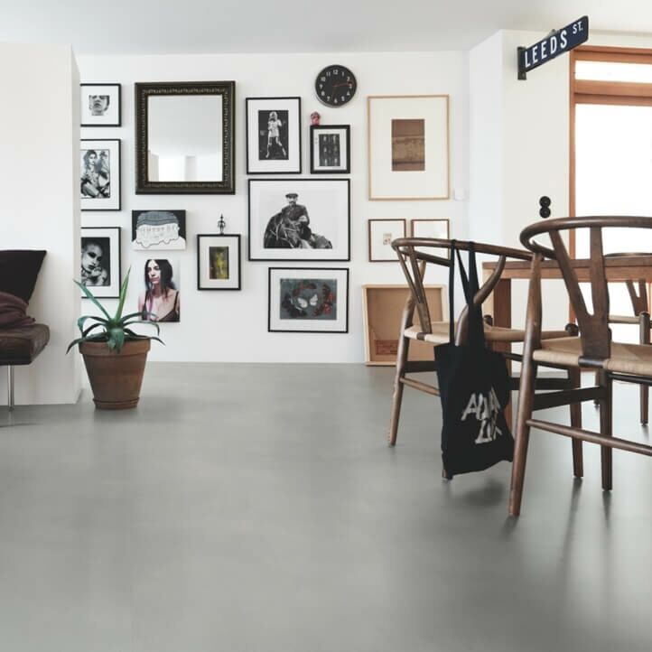 Parquet vinílico de la marca Pergo cemento gris suave V2120-40139 de la serie premium en un ambiente de habitación.