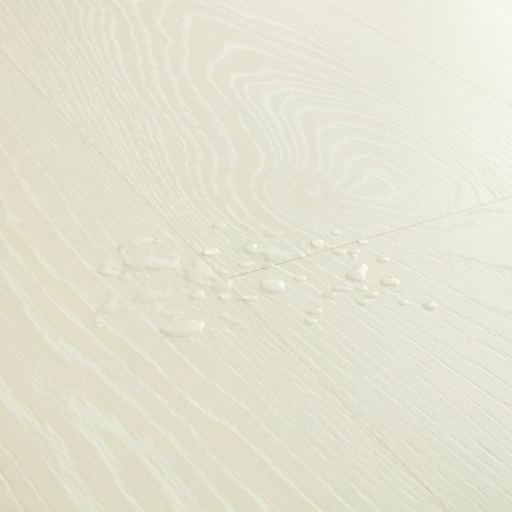 Suelo laminado de la marca Quick-step de la serie CLASSIC Roble blanco escarcha en vista muy detallada y mojado