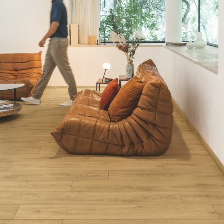 Suelo laminado de la marca Quick-step de la serie CLASSIC Roble beige escarcha en vista muy detallada y mojado