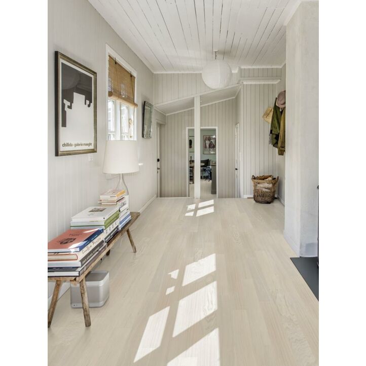 suelo de madera multicapa de la marca kahrs puesto en un pasillo