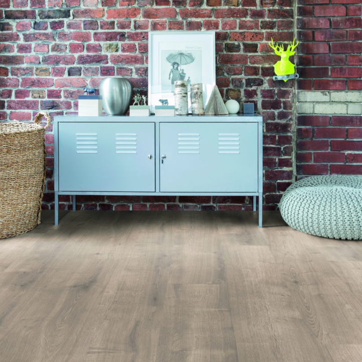 Suelo laminado de la marca disfloor top Roble gris sanded en AC5 y biselado a los 4 lados en vista detallada