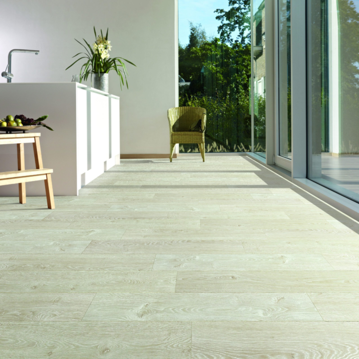 suelo laminado de la marca Disfloor top Nature Roble helado referencia 32826 en vista detallada