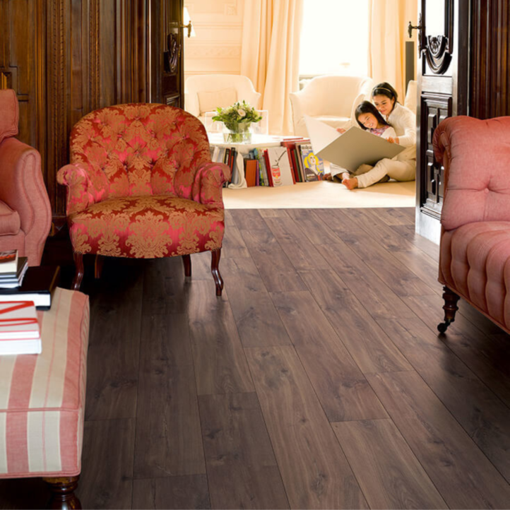 Parquet laminado de ROBLE OSCURO MEDIANOCHE de la marca Quick-step de la serie CLASSIC en un ambiente de habitación.