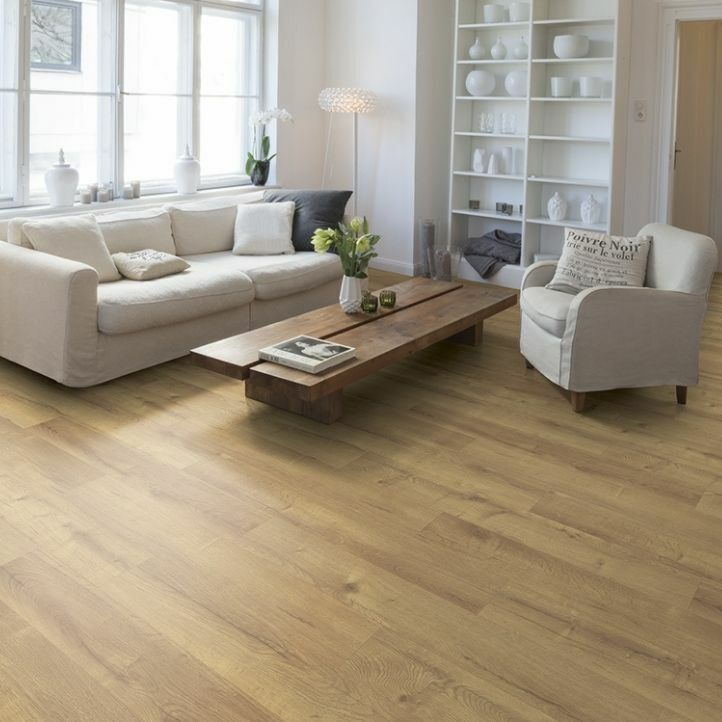 Laminado egger home roble dundee natural 4v instalado en una sala