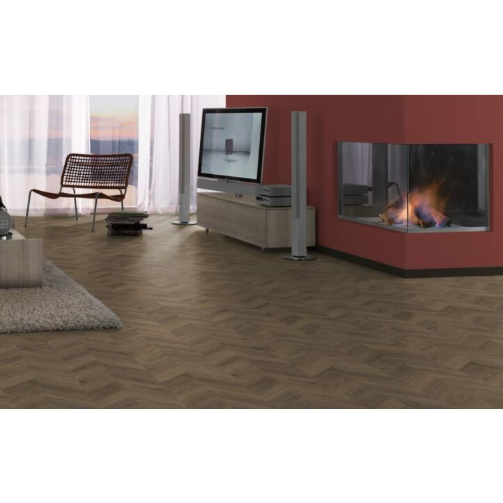 Parquet laminado  ROBLE WEINGBURG MARRÓN EHL066 de Egger Home de la serie Kingsize  en un ambiente de sala.
