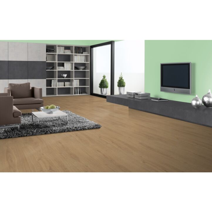 Parquet laminado  ROBLE WIDFORD EHL067 - 2V INFIN de Egger Home de la serie Kingsize  en un ambiente de sala.