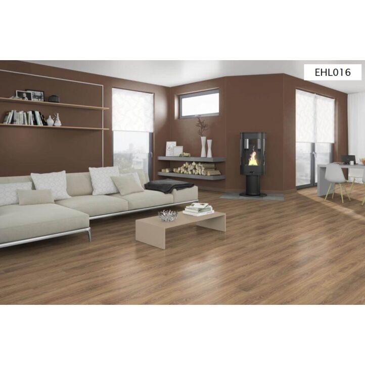 Parquet laminado de Roble Toscolano Nature EHL016 de Egger Home en un ambiente de habitación.