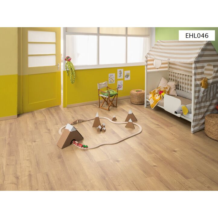 Parquet laminado de roble Dundee Natural EHL046 de Egger Home en un ambiente de habitación.