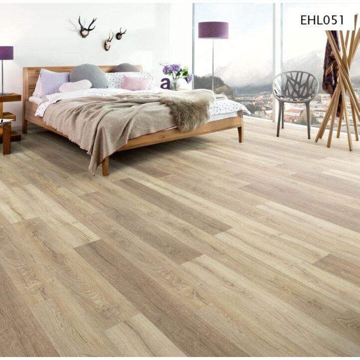 Suelo laminado de Egger Home, EHL051 Roble Livingston claro instalado en un  dormitorio.