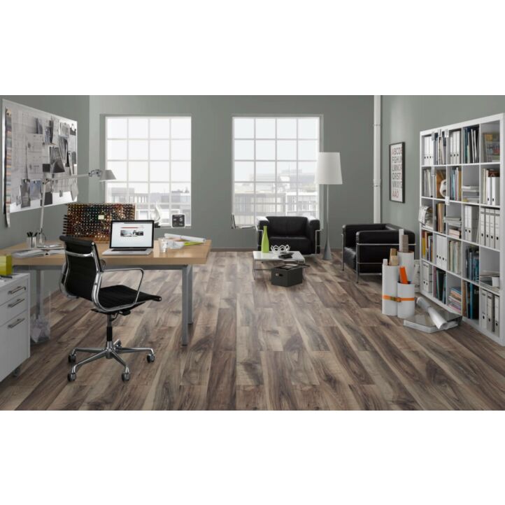 Parquet laminado de NOGAL PERGANTI GRIS EHL076 de Egger Home de 12mm de grosor, en un ambiente de oficina.